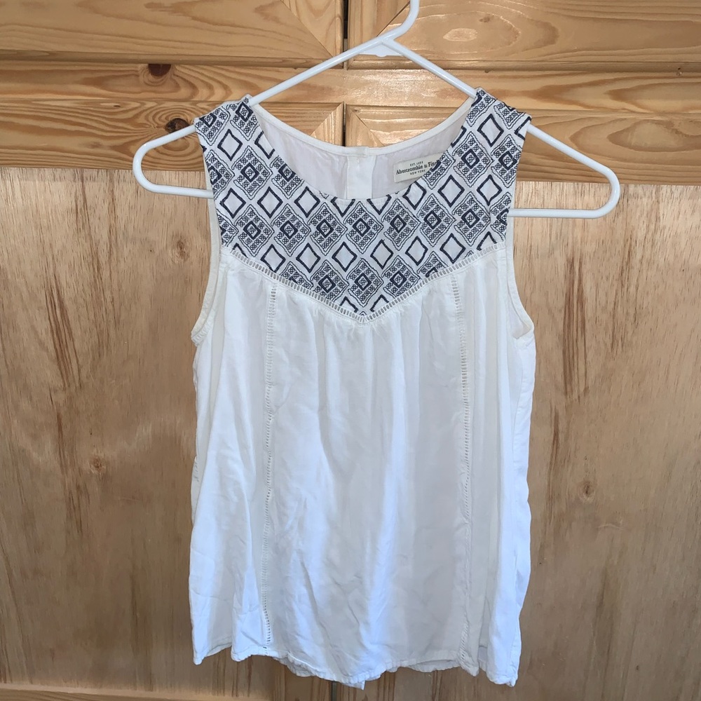 Abercrombie & Fitch white embroidered button down back shirt size S